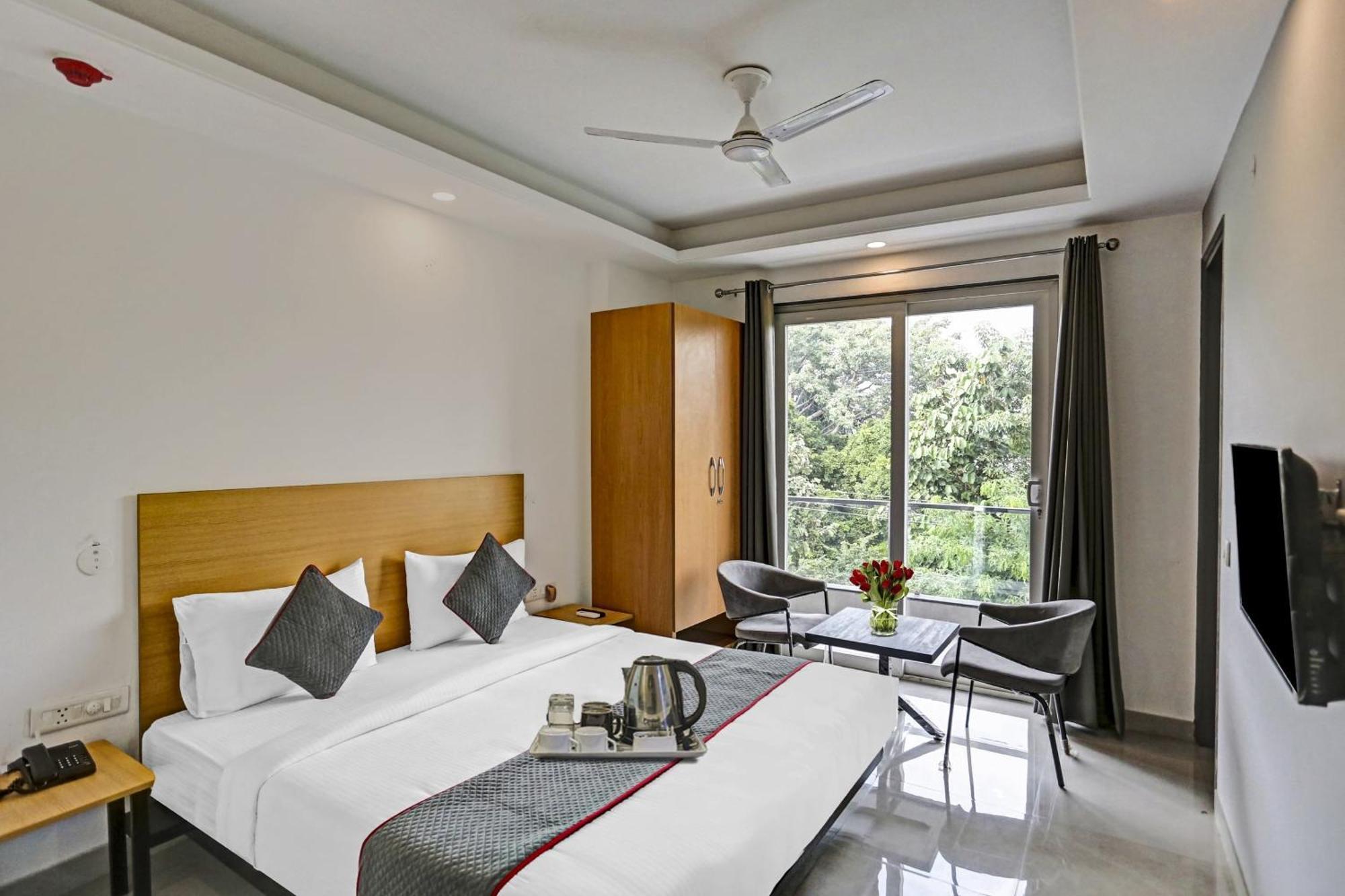 Townhouse Hotel Royal Oak Gurgaon Bagian luar foto