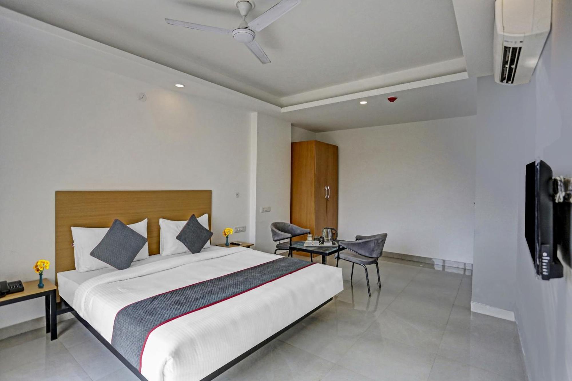 Townhouse Hotel Royal Oak Gurgaon Bagian luar foto