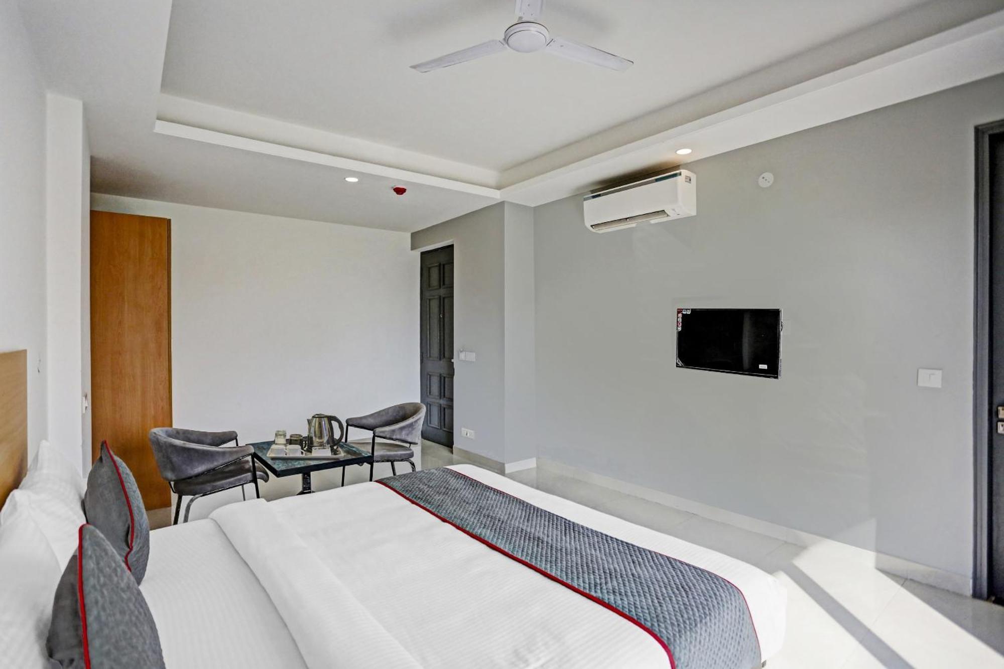 Townhouse Hotel Royal Oak Gurgaon Bagian luar foto