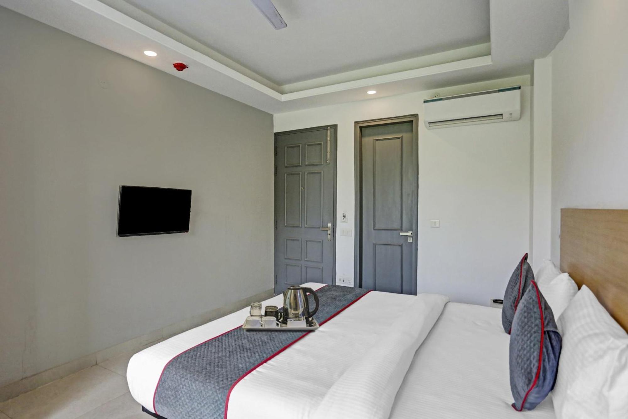 Townhouse Hotel Royal Oak Gurgaon Bagian luar foto