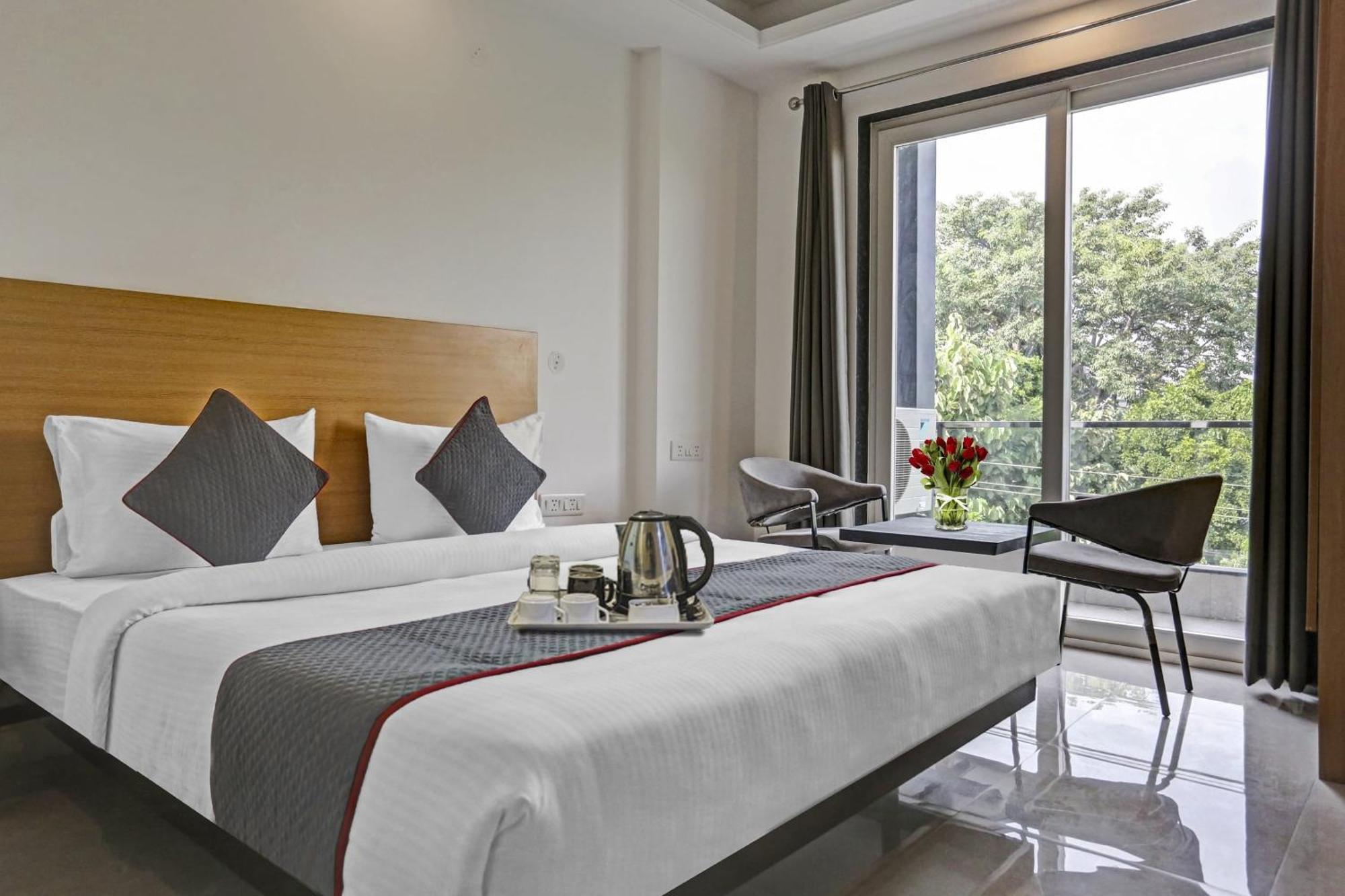 Townhouse Hotel Royal Oak Gurgaon Bagian luar foto