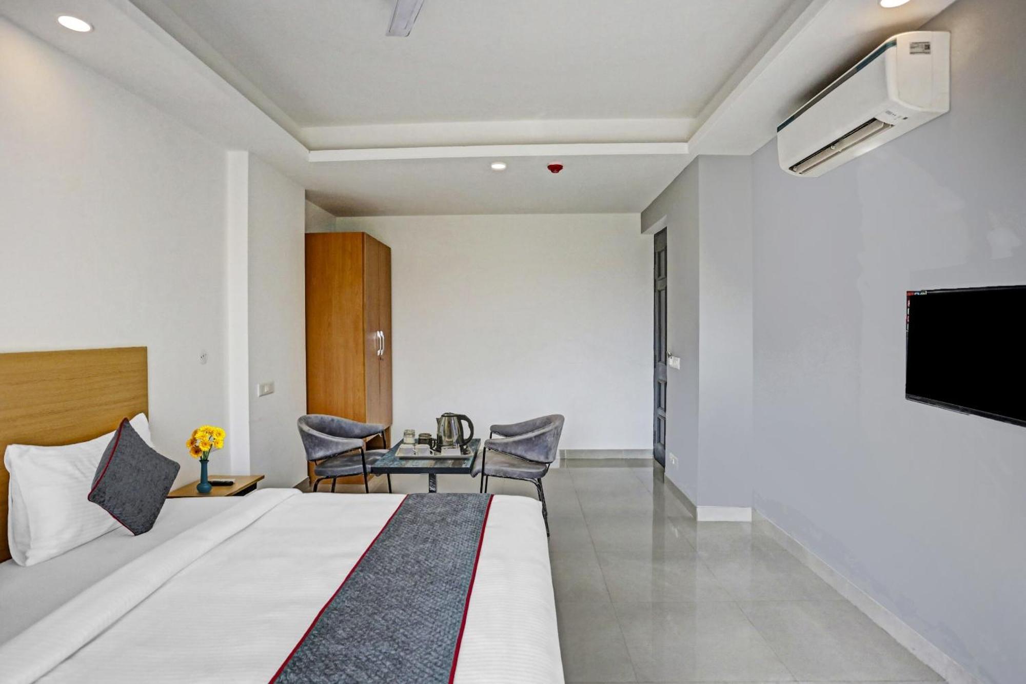 Townhouse Hotel Royal Oak Gurgaon Bagian luar foto