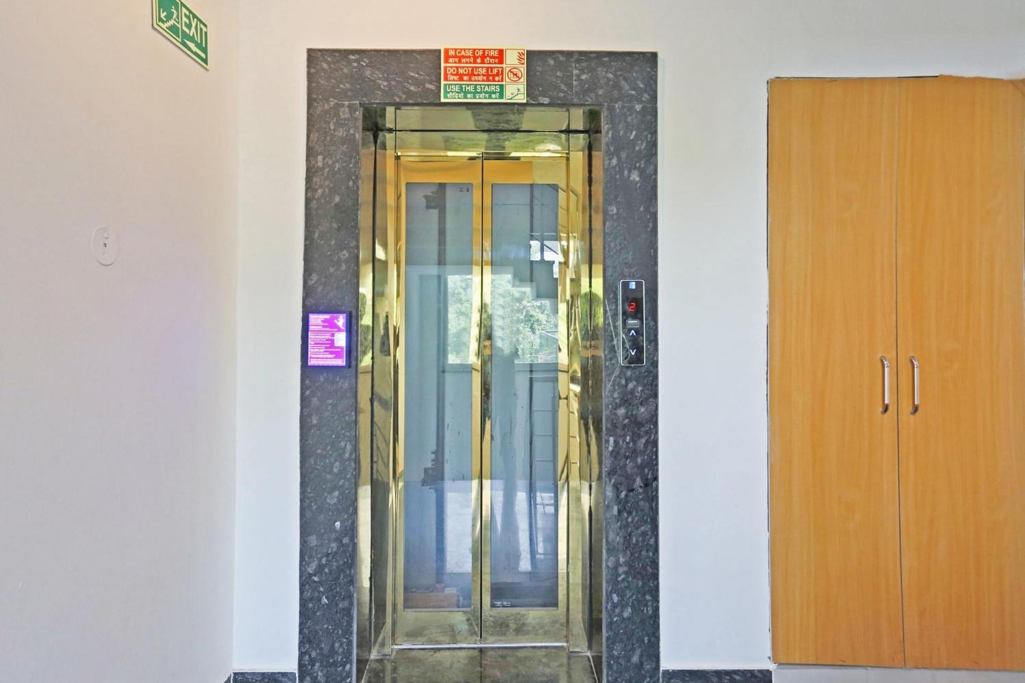 Townhouse Hotel Royal Oak Gurgaon Bagian luar foto