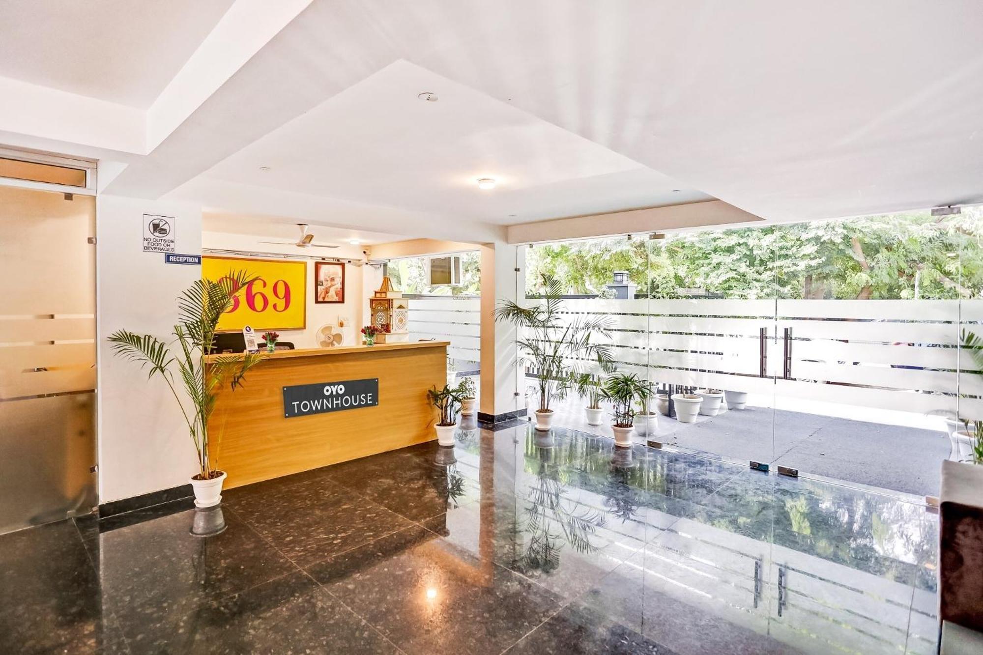 Townhouse Hotel Royal Oak Gurgaon Bagian luar foto